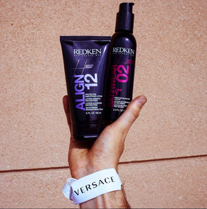 Redken Align 12 og Satinwear 02 holdt oppe av en hånd