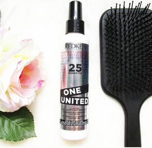 Redken One United Leave-In pleie ved siden av børste og rose